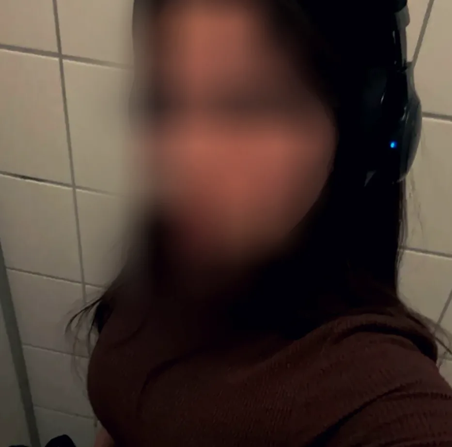 Ayse, 25