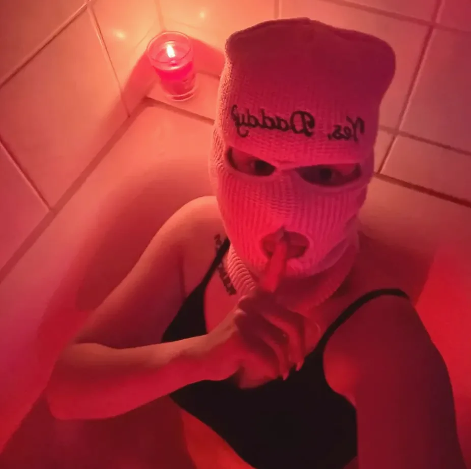 Büsra, 27