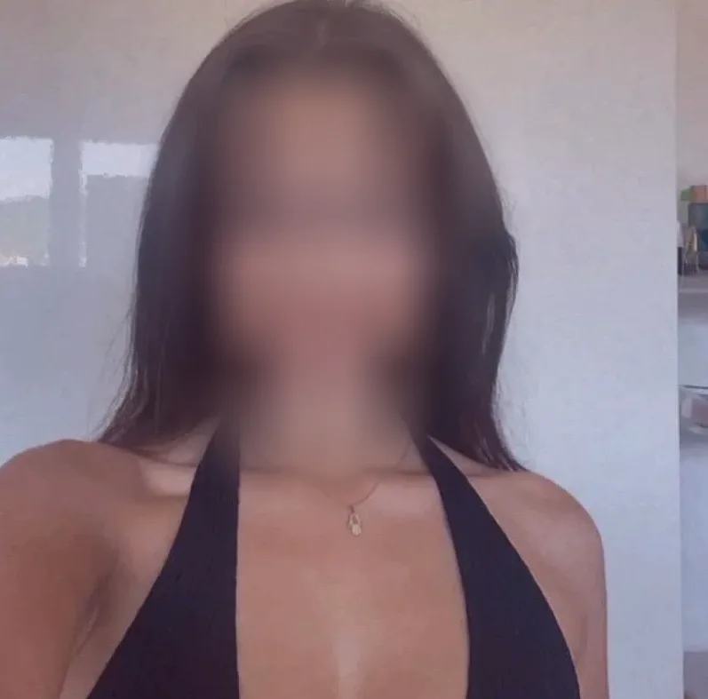 Ela, 23