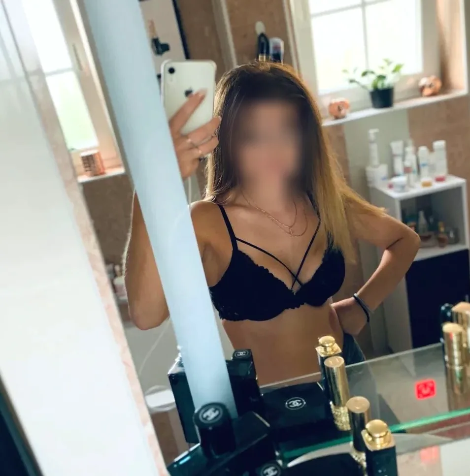 Nina, 23